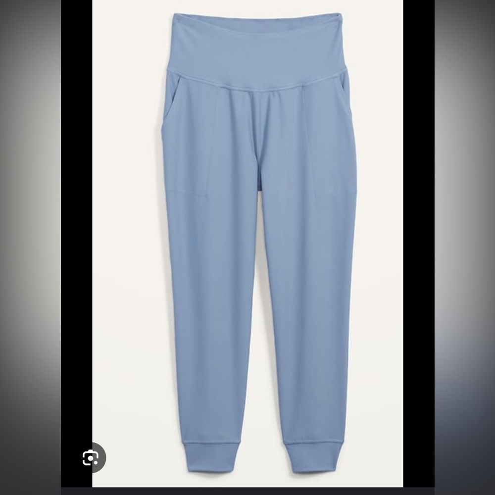 Old Navy athletic leggings with pockets. Cropped fit. Like new.